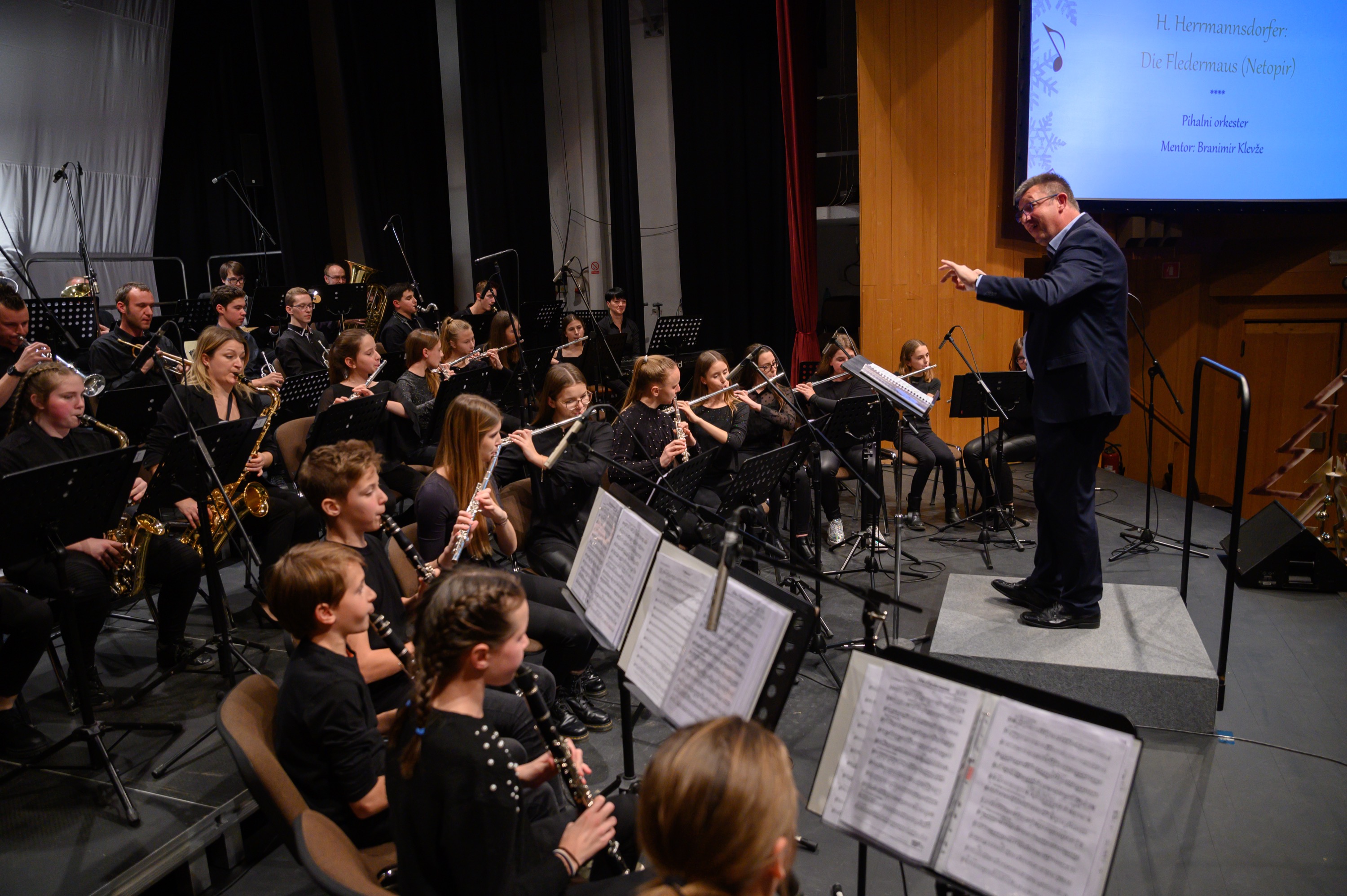 Božično novoletna nastopa šolskih orkestrov in plesnega oddelka