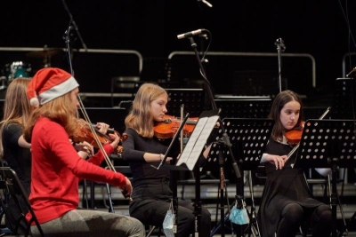 Utrinki snemanja šolskih orkestrov za božično novoletni nastop